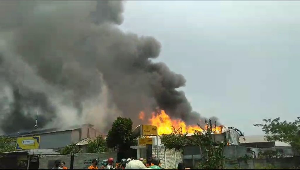 Pabrik Tisu di Mojokerto Terbakar, Satu Orang Tewas