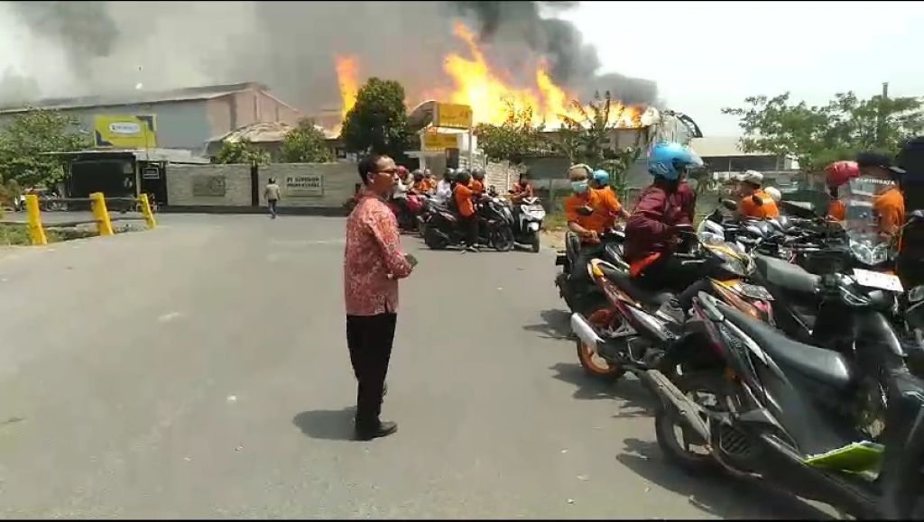 Pabrik Tisu di Mojokerto Terbakar, Karyawan Semburat
