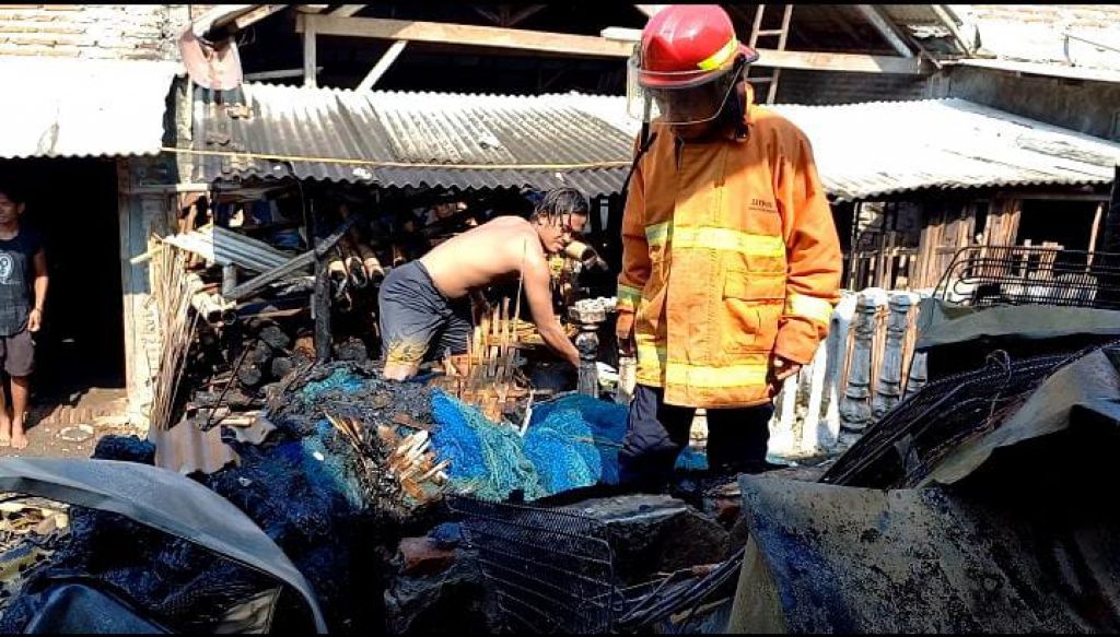 Lima Warung di TPI Paiton Probolinggo Terbakar