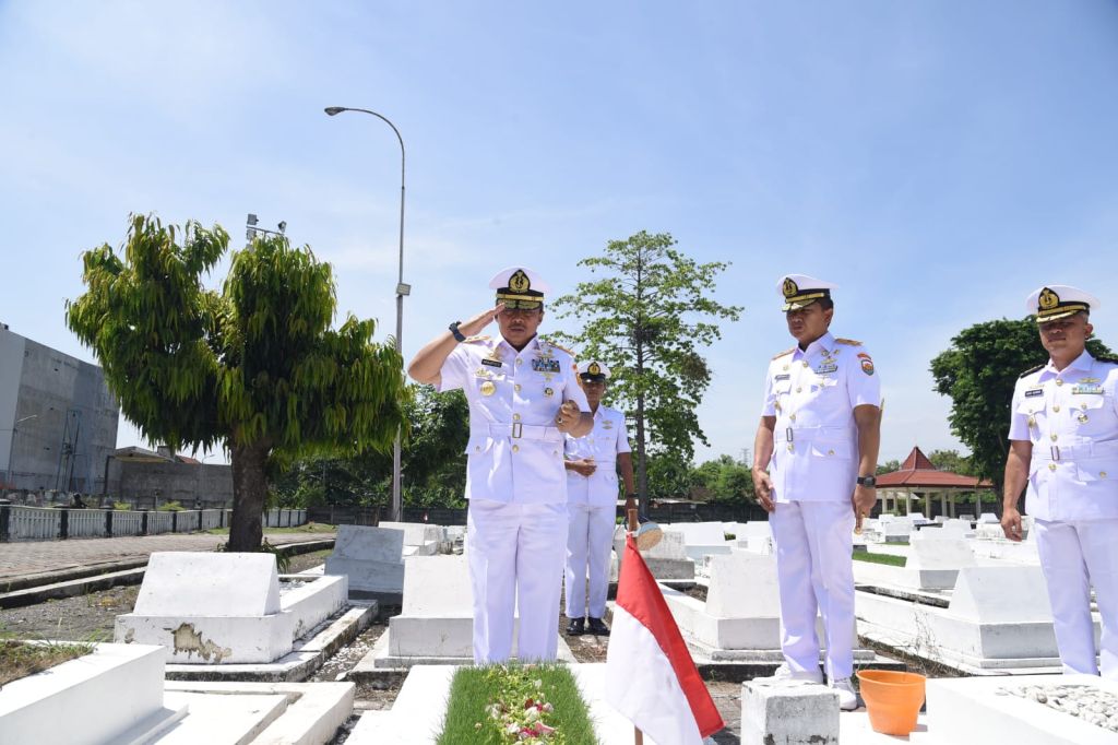 Sambut Hari Armada RI, Pangkoarmada II Ziarah ke TMP 10 Nopember