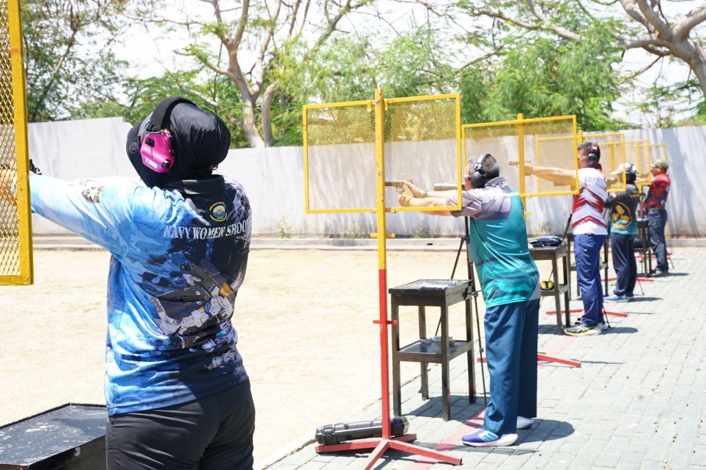Pangkoarmada II asah Kemampuan Menembak