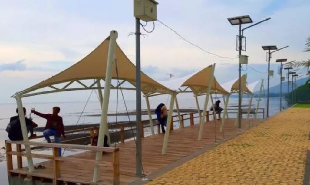 Asyiknya Ngabuburit Melihat Sunset di Pantai Bletok Situbondo