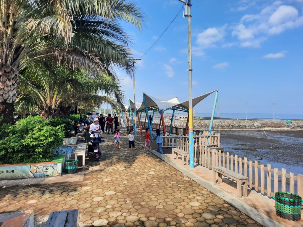 Mampir ke Pantai Bletok, Wisata Bahari di Jalur Pantura Situbondo