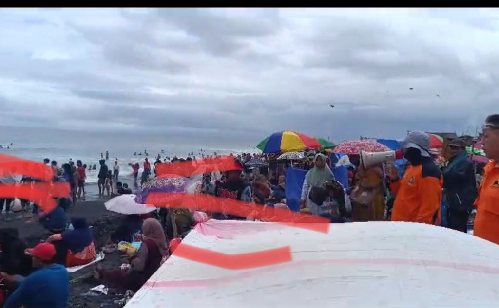 Peringatkan Wisatawan di Pantai Paseban Jember, Relawan Tunjukkan Kantong Jenazah