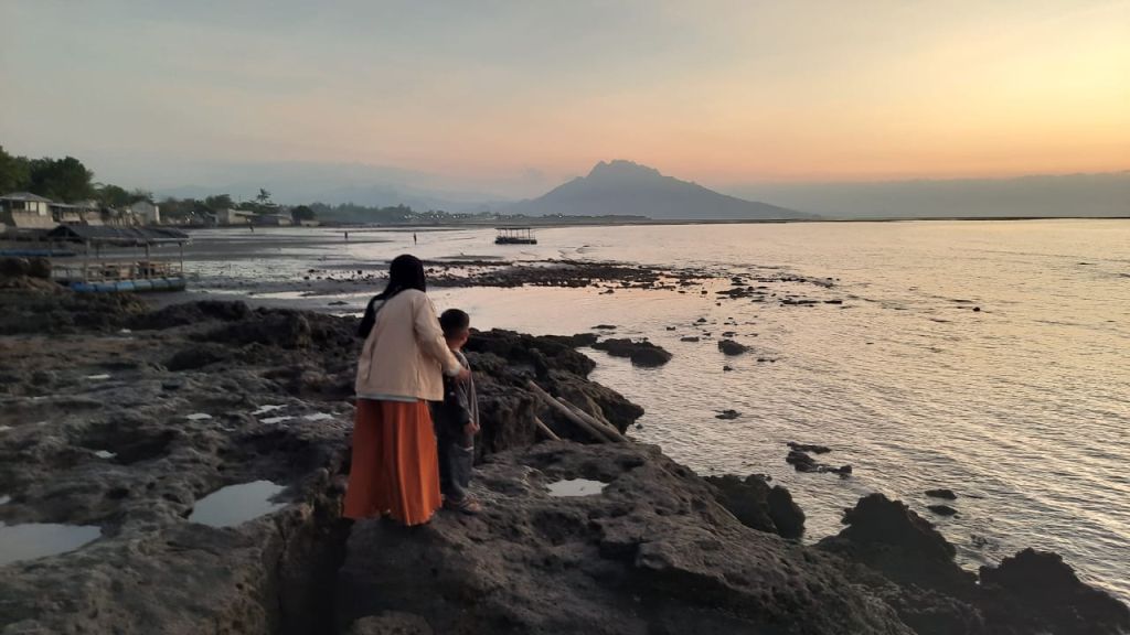 Wisata Pantai Pathek Situbondo Cocok bagi Pengunjung yang Suka Mancing