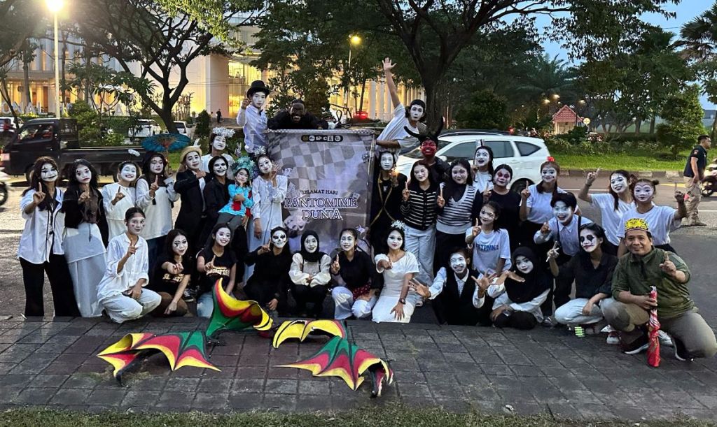 Peringatan Hari Pantomim Sedunia di Unesa Diwarnai Pertunjukan Kreativitas Mahasiswa