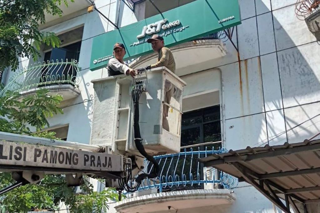 Satpol PP Surabaya Mempreteli 6 Papan Reklame Tak Berizin