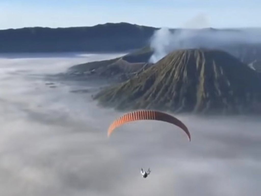 TNBTS Tegaskan Aktivitas Paralayang di Kawasan Bromo Terlarang