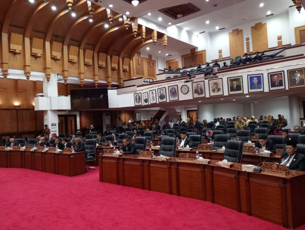 Wali Kota Surabaya Jelaskan 3 Raperda dalam Rapat Paripurna