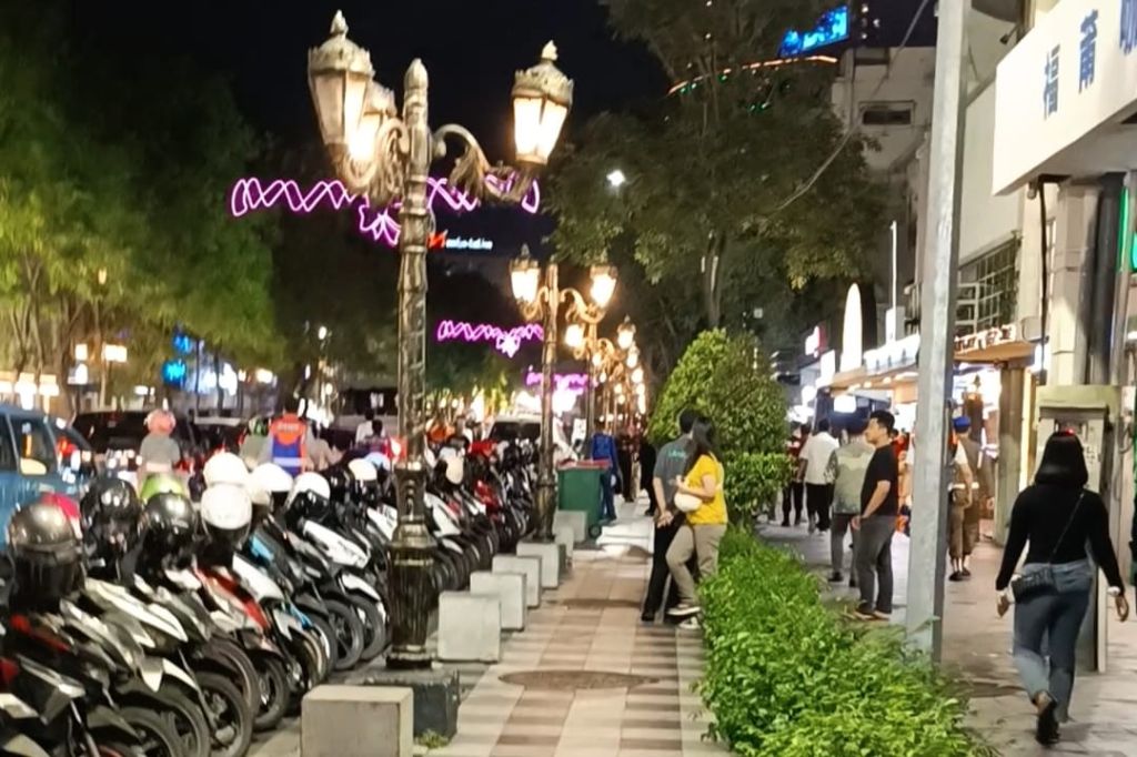 Parkir Tepi Jalan Tunjungan Surabaya Dikeluhkan, Penataan Ulang Disiapkan
