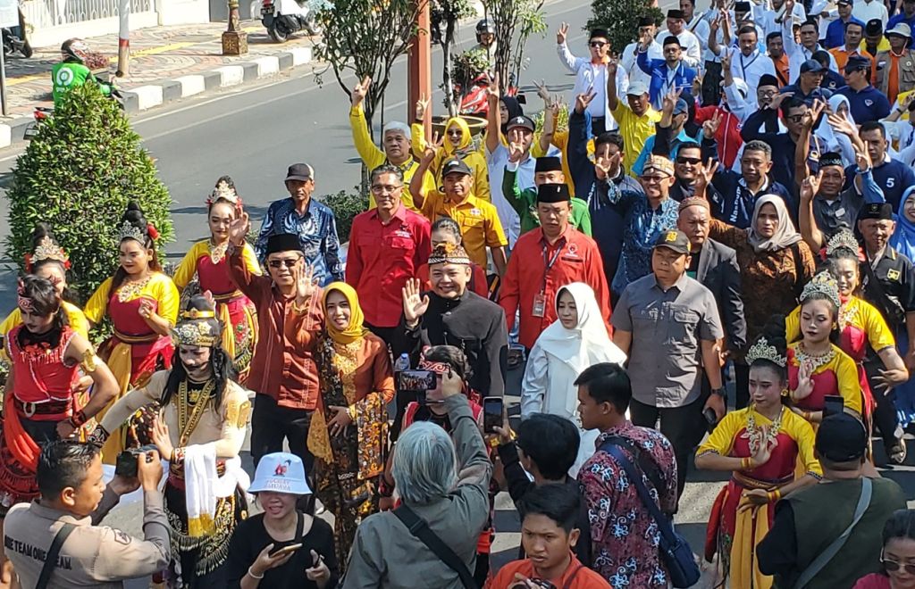 Salawat Badar Hingga Bantengan Iringi Ning Ita-Cak Sandi Daftar ke KPU Kota Mojokerto