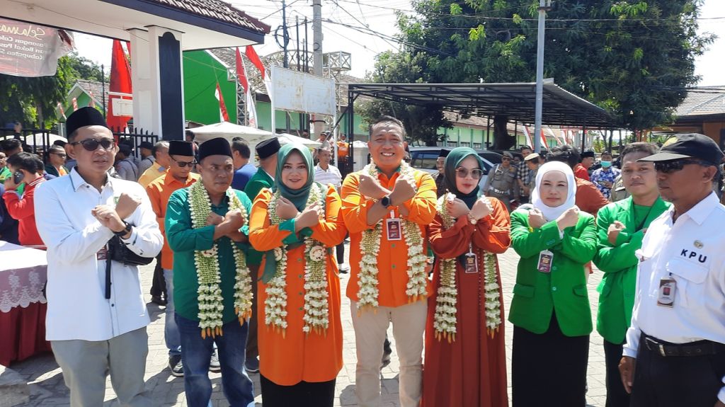 Rio-Ulfi Diiringi Ribuan Pendukung Jalan Kaki Mendaftar ke Kantor KPU Situbondo