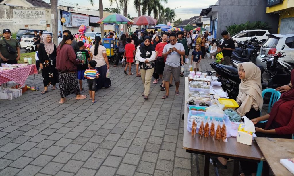 Warga Perumahan di Jember Sulap Jalan jadi Pasar Selama Ramadan