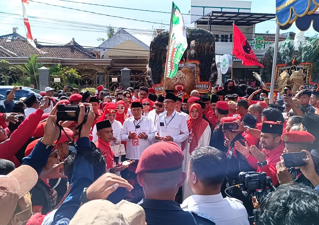 Diawali Salat Berjamaah dan Ziarah, Hendy-Gus Firjaun Daftar ke KPU Jember