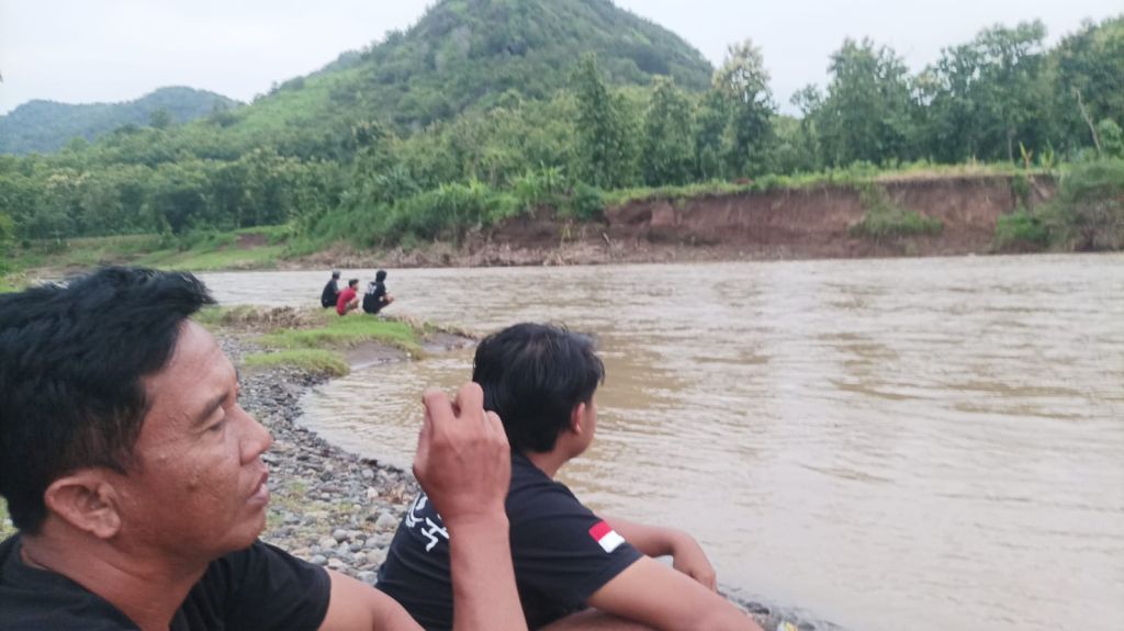 Pasutri Dikabarkan Hilang Terseret Arus Sungai Bengawan Jember