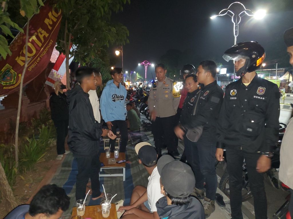 Polisi Kota Mojokerto Libatkan Petugas Keamanan 3 Perguruan Silat Gelar Patroli