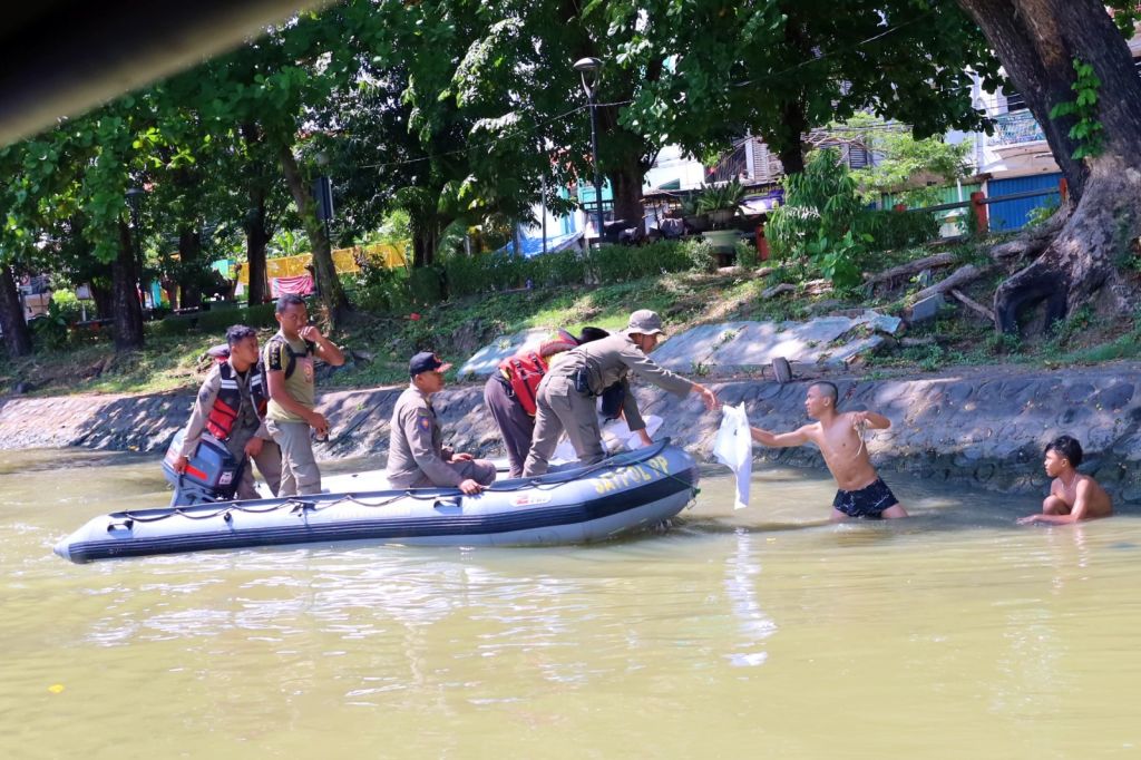 Duh... Masih Ditemukan Warga Buang Kotoran Hewan Kurban di Sungai Kalimas Surabaya