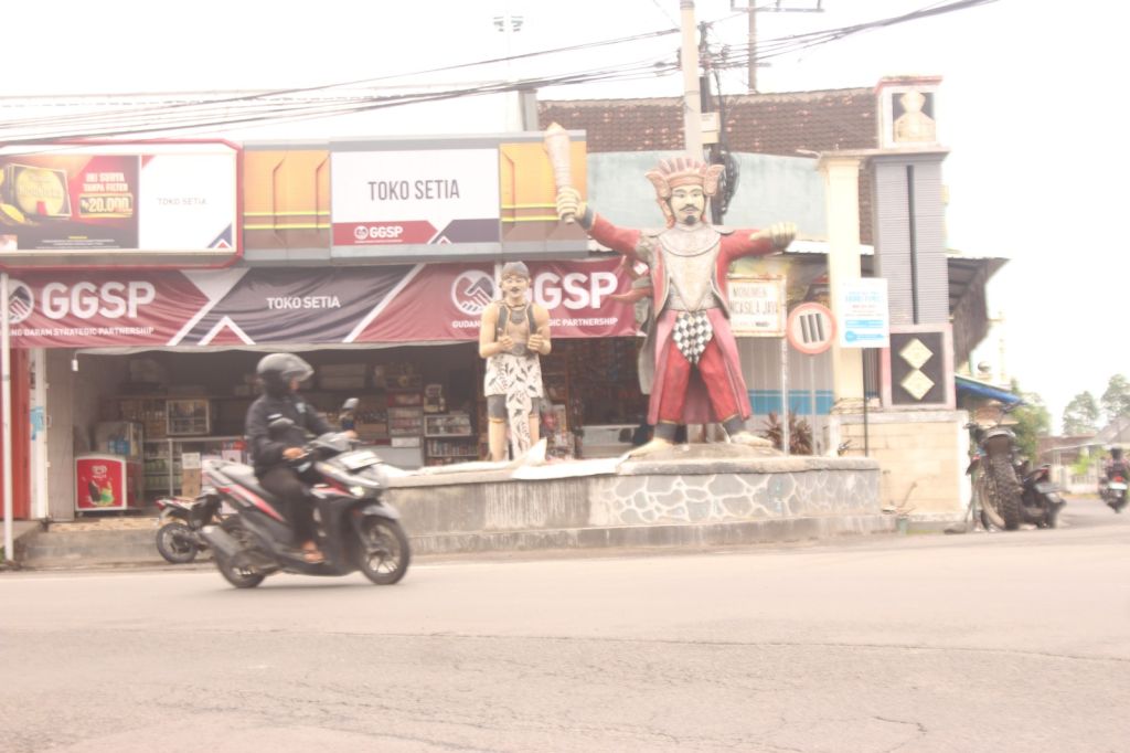 Patung Dayun di Banyuwangi Kembali Berdiri Usai Tertabrak Minibus