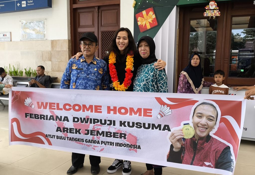 Momen Pebulutangkis Nasional Febriana Dwipuji Kusuma Pulkam ke Jember
