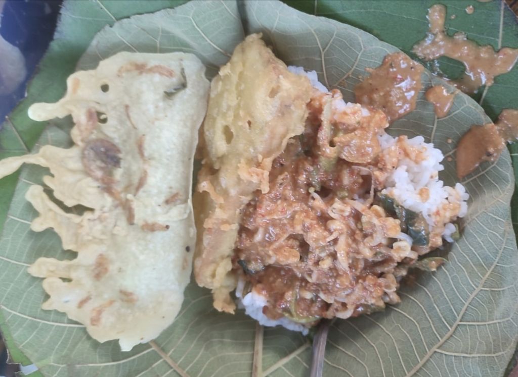 Sarapan Nasi Pecel Pincuk Daun Jati di Bojonegoro