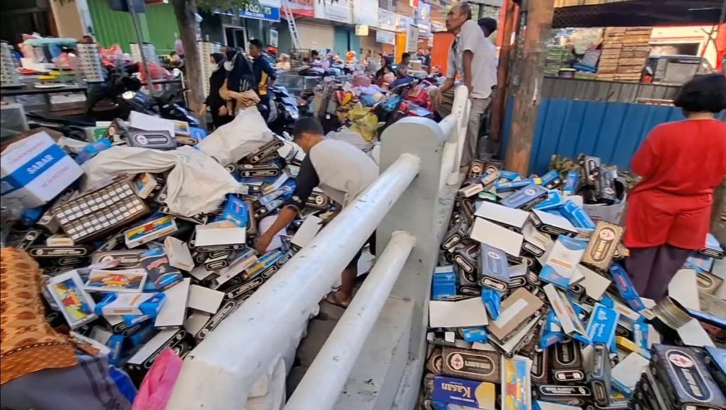 Kebakaran Pasar Krian Sidoarjo, Pedagang Selamatkan Barang Dalam Kios