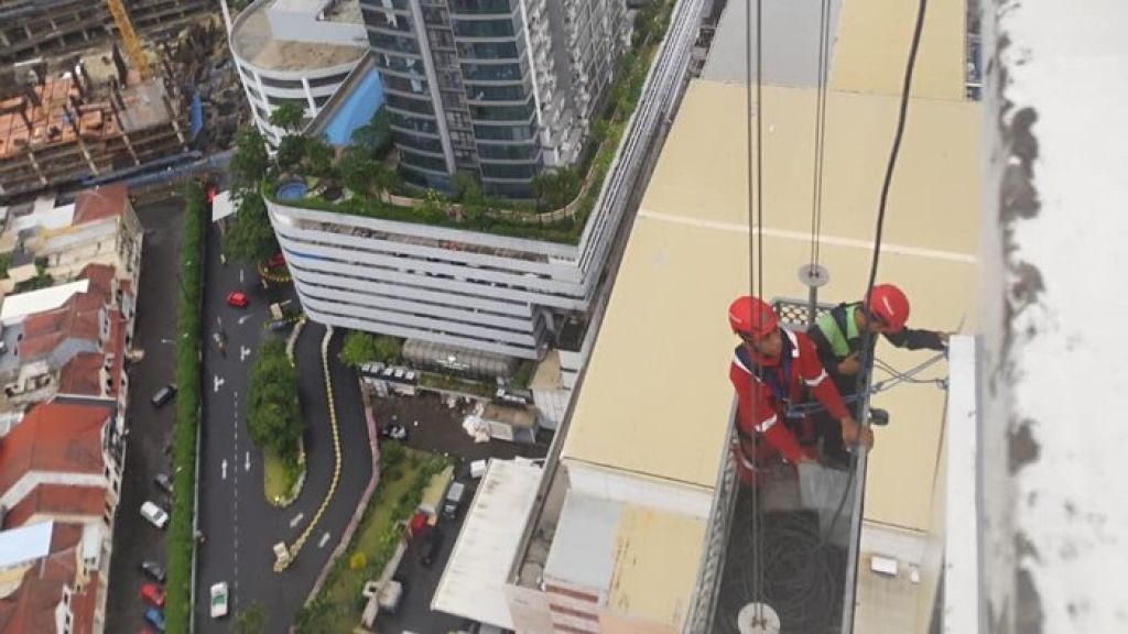 Tragedi di Ketinggian Surabaya: Pembersih Kaca Apartemen Tewas Dihantam Badai, Seorang Rekan Selamat