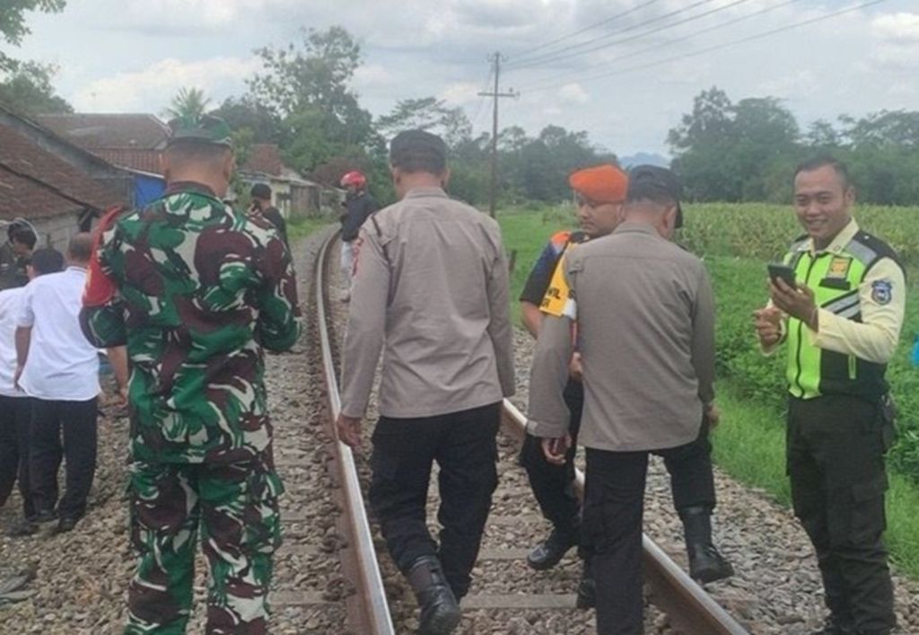 Dua Pelajar SMA Tewas Tertabrak Kereta Api di Blitar