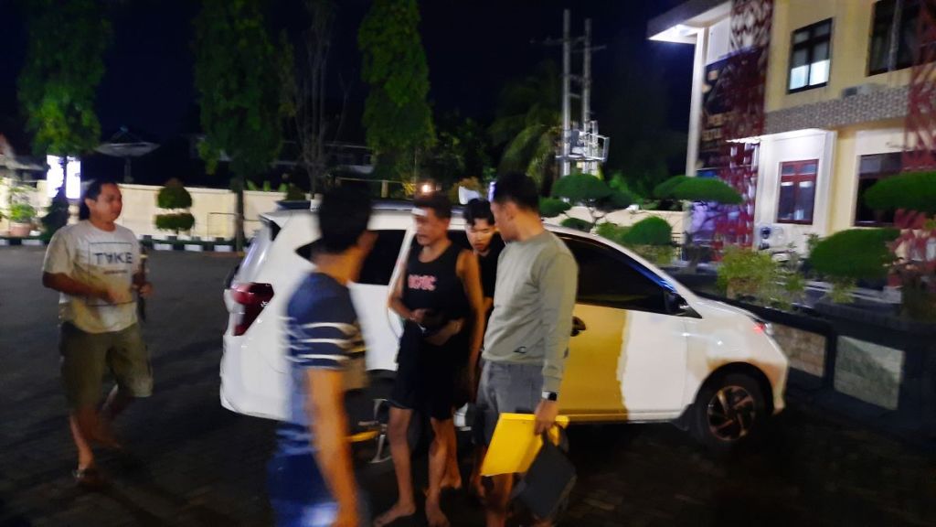 Pemuda Situbondo Dimassa Usai Bacok Empat Penonton Balap Lari