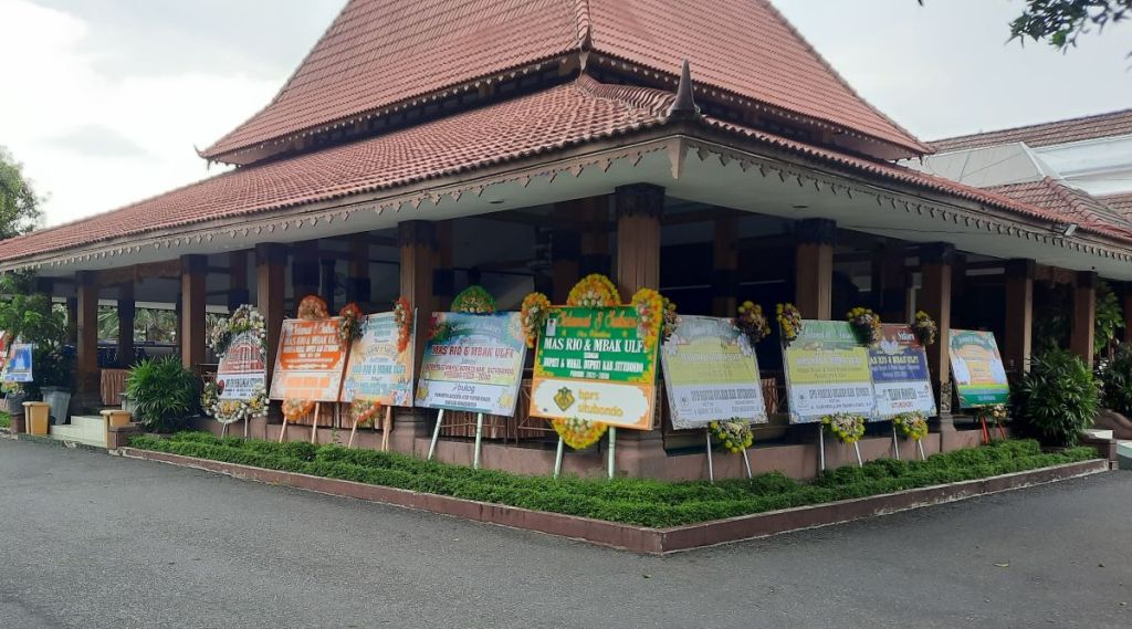 Pendopo Situbondo Dibanjiri Karangan Bunga Ucapan Pelantikan Bupati dan Wakil Bupati