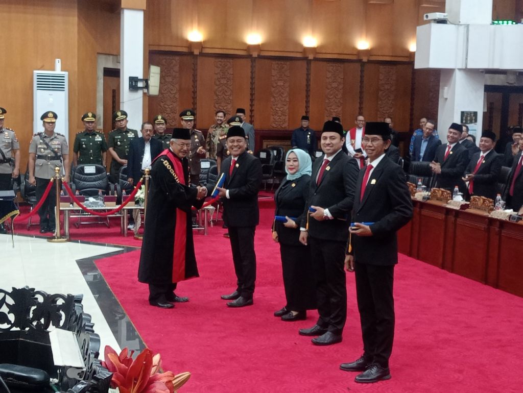 Empat Pimpinan DPRD Kota Surabaya Resmi Dilantik