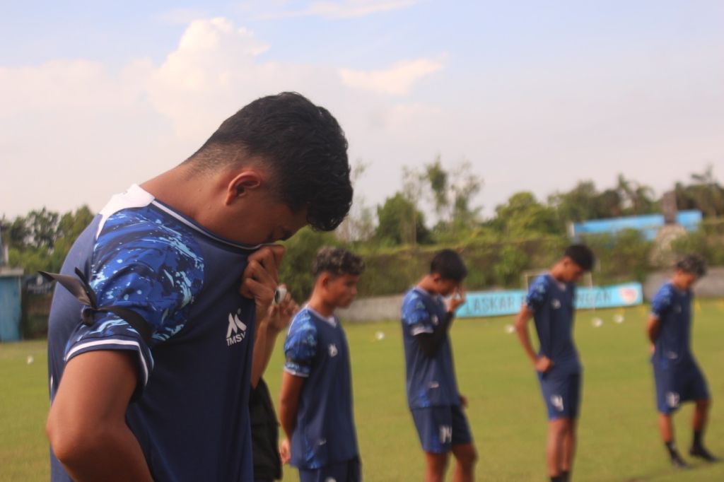 Tangis Pemain Persewangi Pecah saat Latihan Tanpa Pelatih Syamsuddin Battola