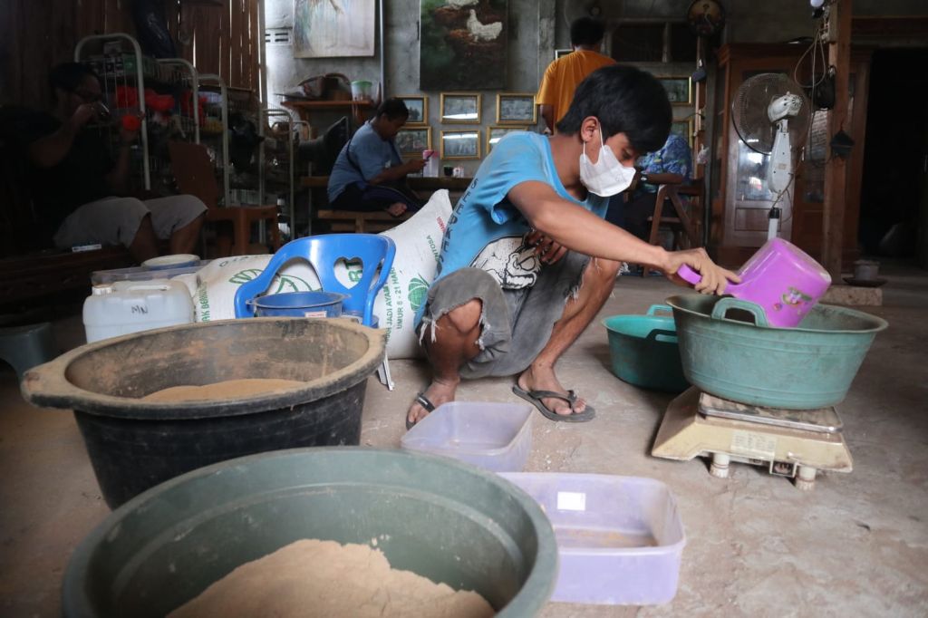 Jelang Imlek, Rumah Produksi Dupa di Jombang Banjir Pesanan Tembus Mancanegara