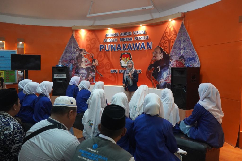 SMK Technopreneurship Muslimah Tuban Kunjungi KPU Jatim