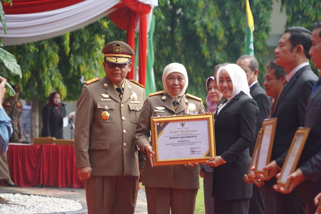 Peringati Bulan K3, Gubernur Khofifah Serahkan Penghargaan ke Bupati Mojokerto