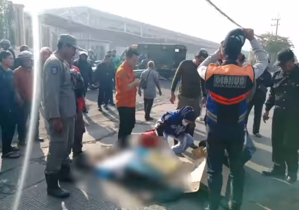 Pemotor di Surabaya Tewas Tertabrak Truk Usai Gagal Mendahului