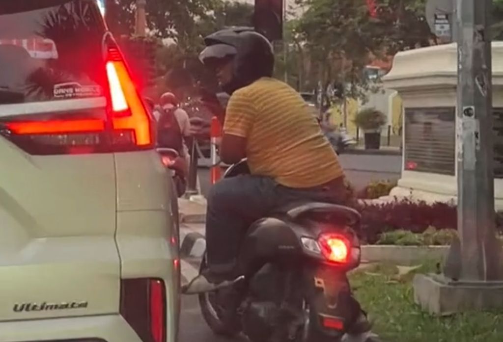 Polisi Turun Tangan Buru Pemotor Ketuk Kaca Mobil Minta Uang di Surabaya