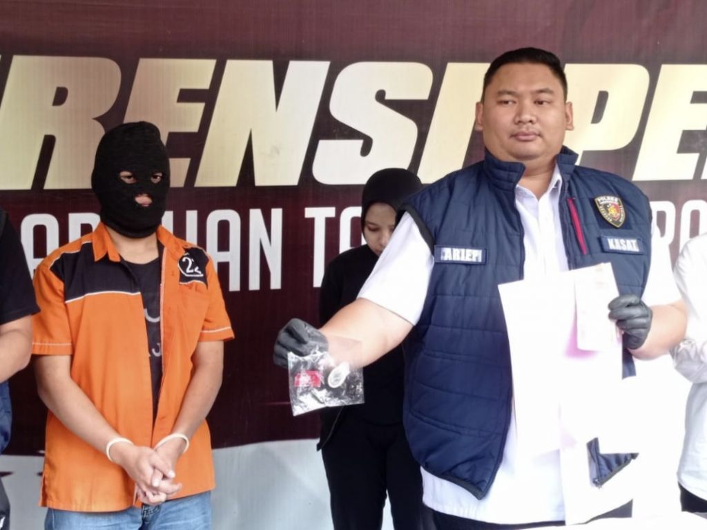 Jual Cewek Melalui Aplikasi Kencan, Pemuda asal Bekasi Digerebek di Surabaya