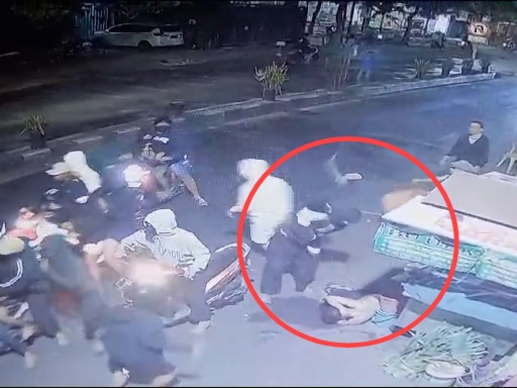 Pakai Hoodie Perguruan Silat, Pria Surabaya Dikeroyok
