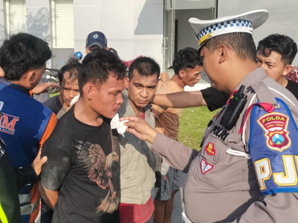 Komplotan Pencuri Ban Truk di Tol Gresik Tertangkap
