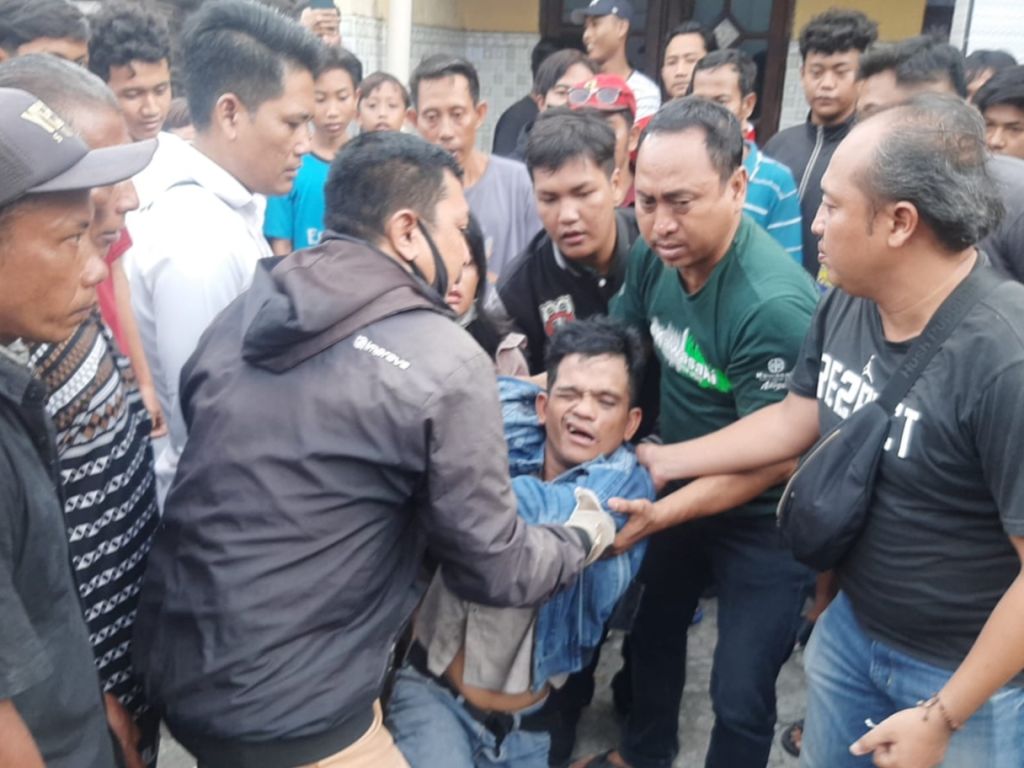 Pria di Gresik Ajak Istri dan Anak Mencuri, Dihajar Warga Lalu Diamankan Polisi