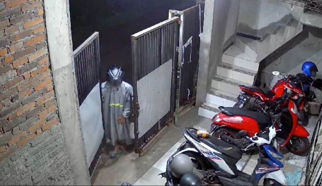 Awas! Pencuri Motor Berjas Hujan Gentayangan Sasar Rumah Kos di Sidoarjo