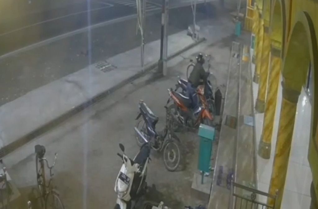 Pencuri Motor Beraksi di Gumukmas Jember, Sasar Motor Jemaah Masjid