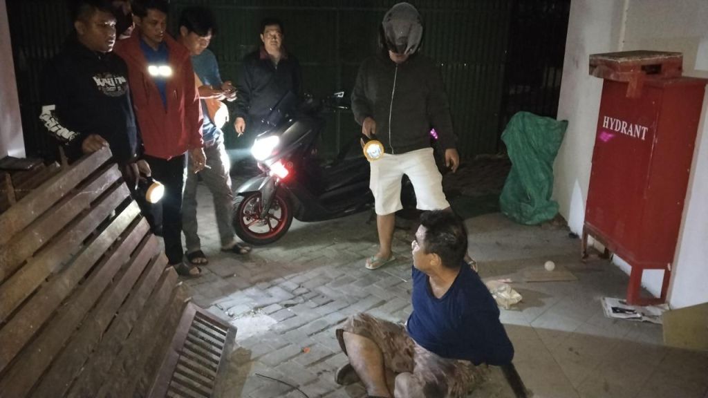 Pencuri Terkepung dalam Gedung Bank Danamon di Surabaya, Pasrah Diborgol Polisi
