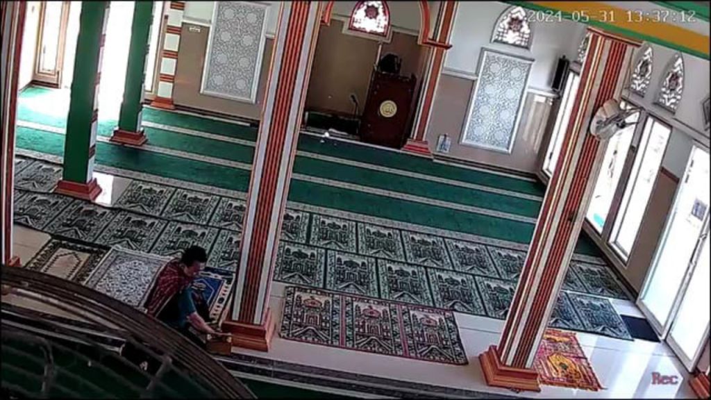 Terekam Kamera CCTV Pria Turun dari Mobil Curi 4 Kotak Amal di Masjid Mojokerto