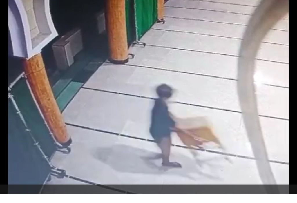 Pria Bermasker Putih Bobol Tiga Kotak Amal Masjid di Jember