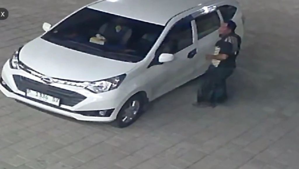 Aksi Pencurian Laptop Dalam Mobil Depan Masjid di Situbondo Terekam CCTV