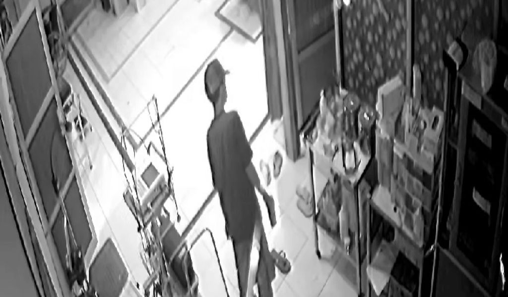 Pencurian Tas Perawat Puskesmas di Situbondo Terekam CCTV