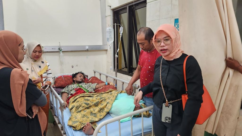 Mbak Una Jenguk Pemuda Desa Tokelan Situbondo Penderita Tumor Kaki