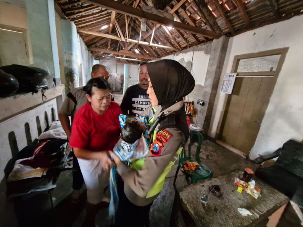 Bayi Perempuan Baru Lahir Dibuang Dekat SD di Bondowoso
