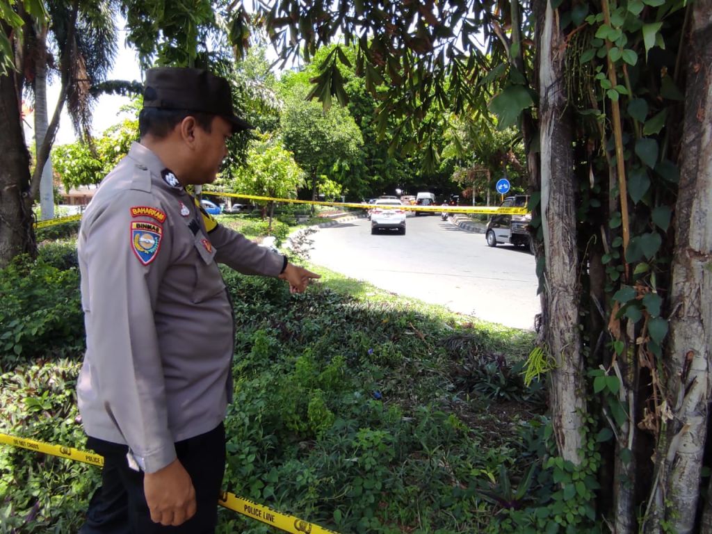 Granat Nanas Ditemukan dalam Taman Seberang Gereja di Surabaya